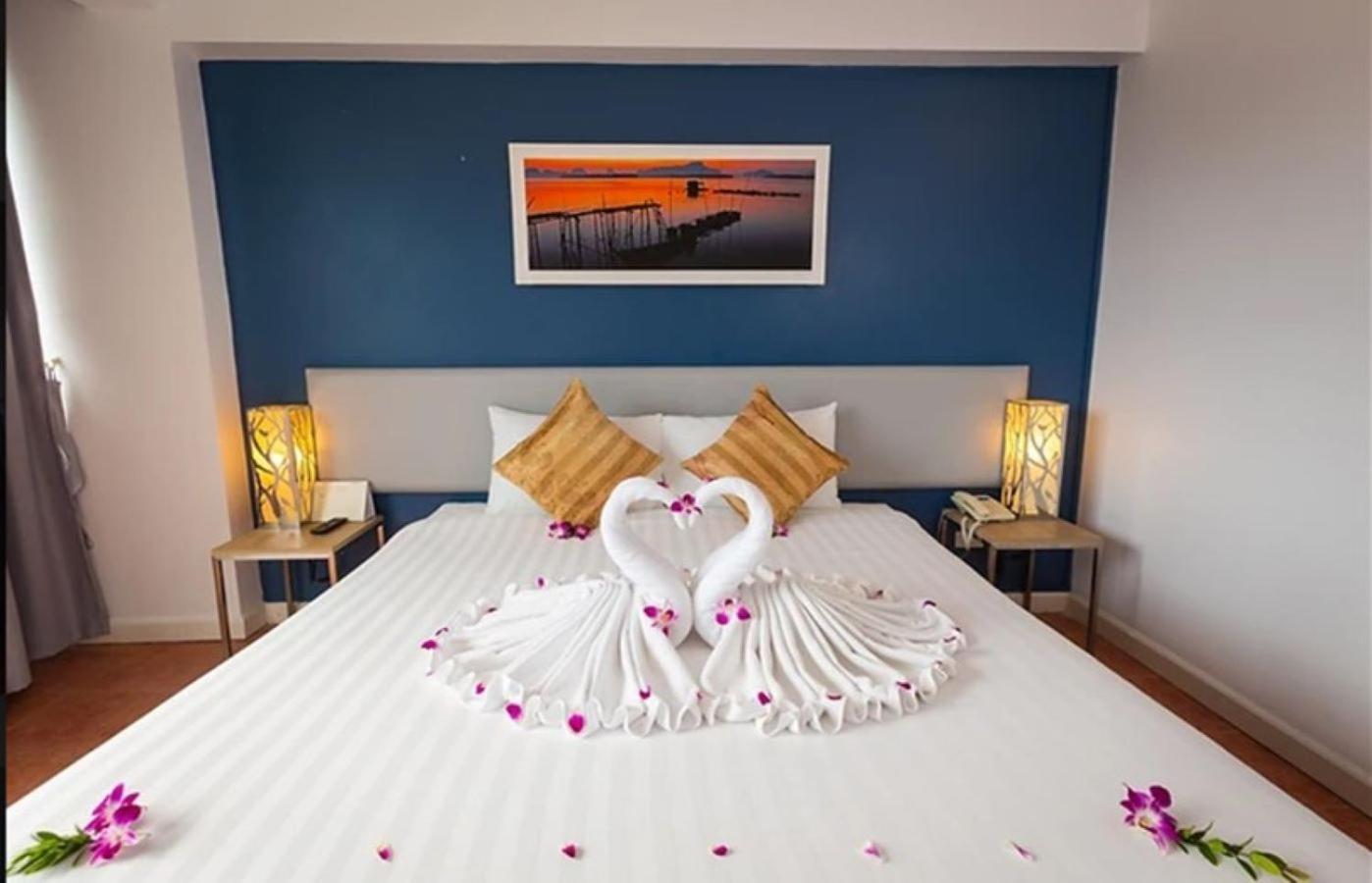 On Hotel Phuket - Sha Karon Exteriör bild