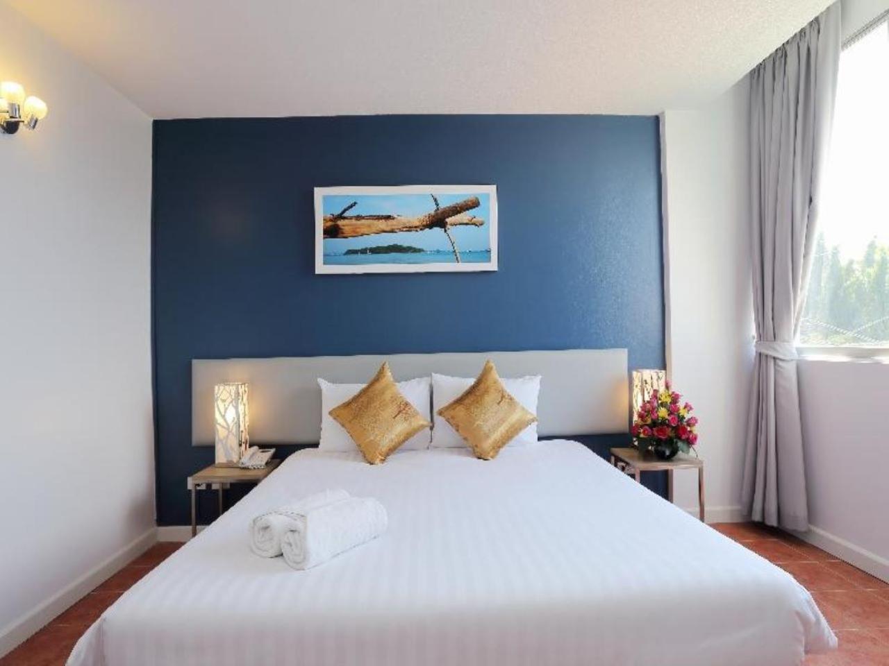 On Hotel Phuket - Sha Karon Exteriör bild