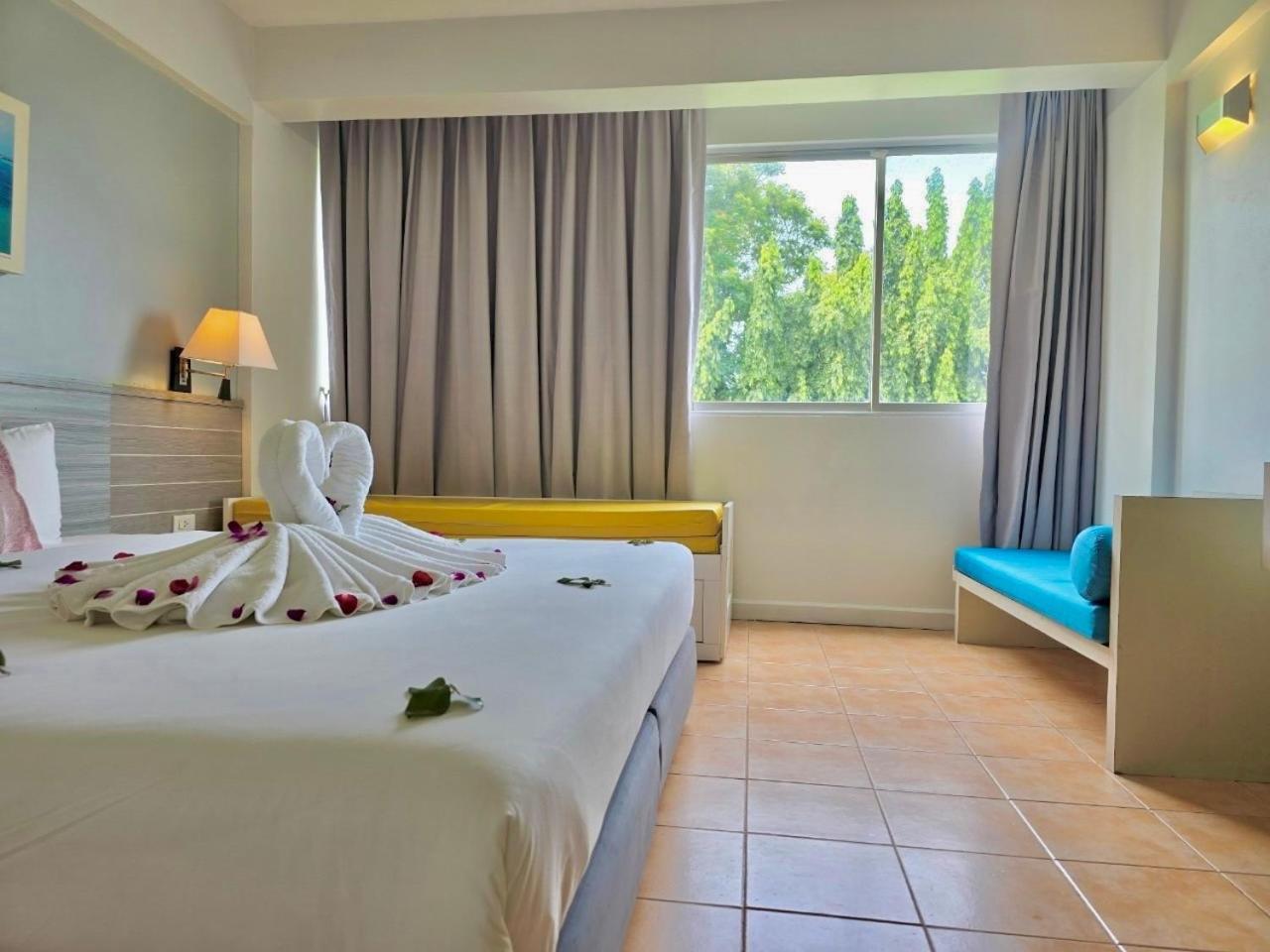 On Hotel Phuket - Sha Karon Exteriör bild