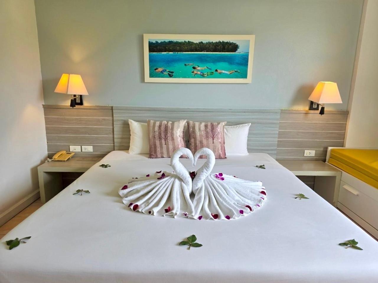 On Hotel Phuket - Sha Karon Exteriör bild