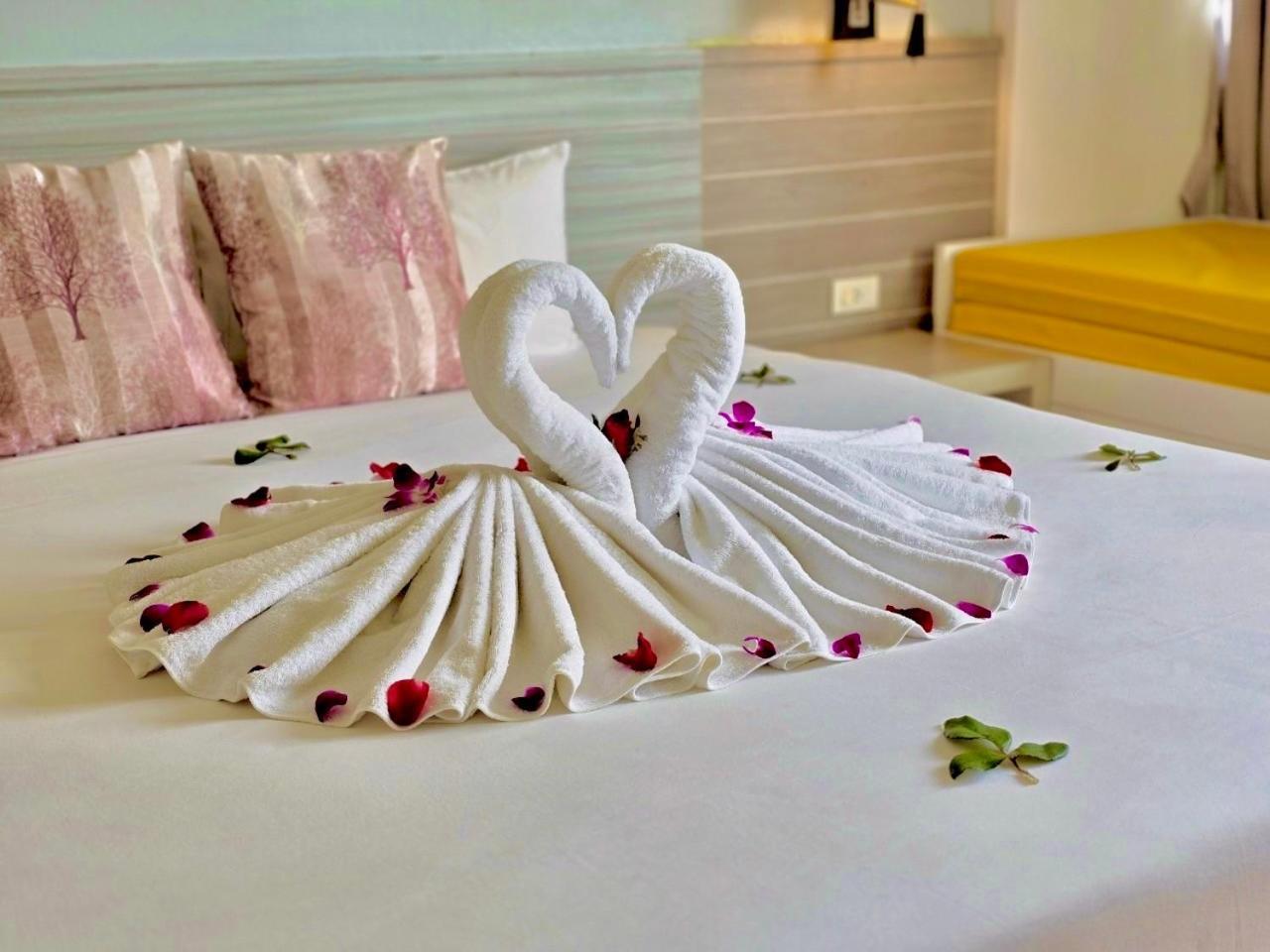 On Hotel Phuket - Sha Karon Exteriör bild