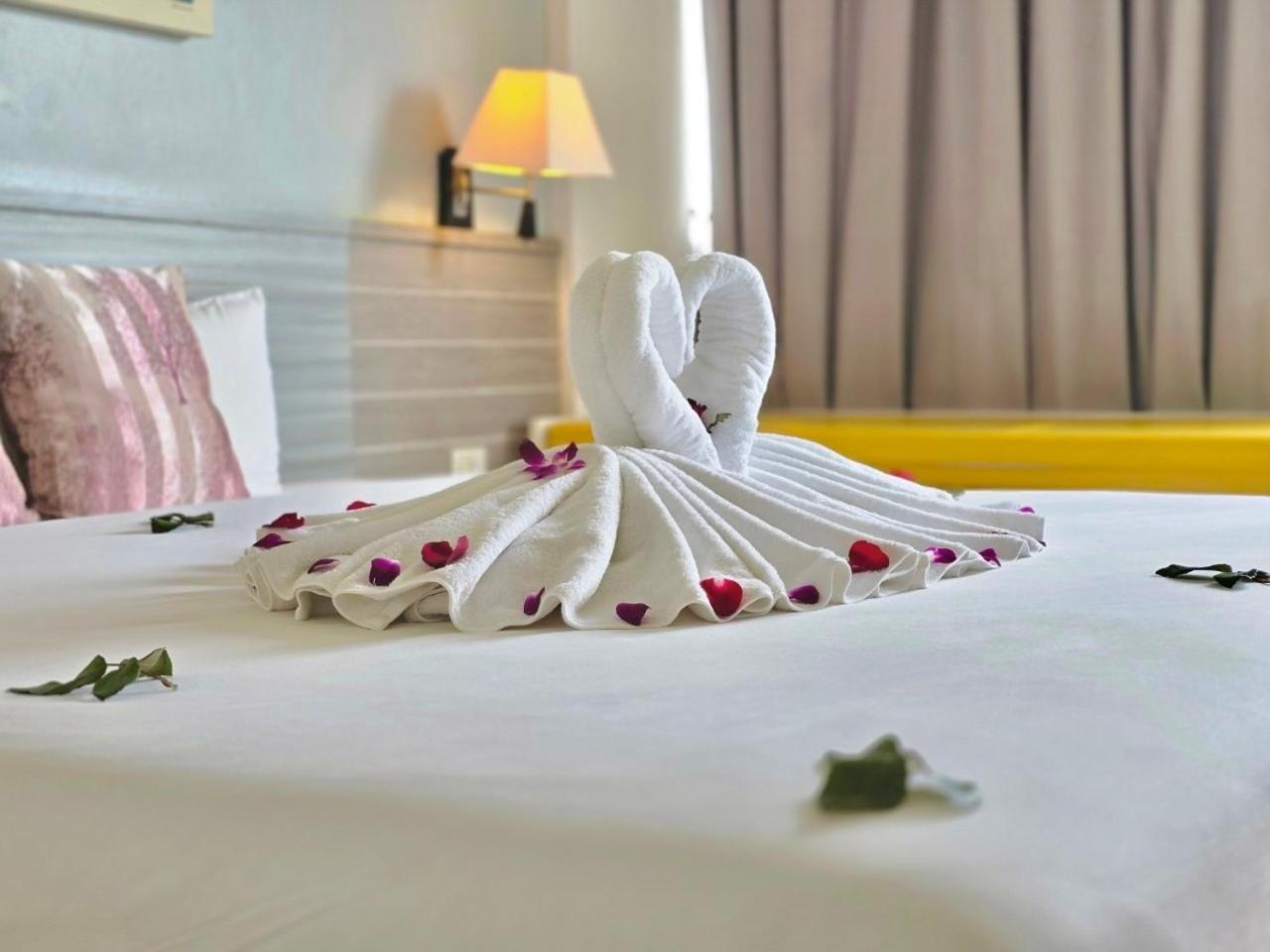 On Hotel Phuket - Sha Karon Exteriör bild
