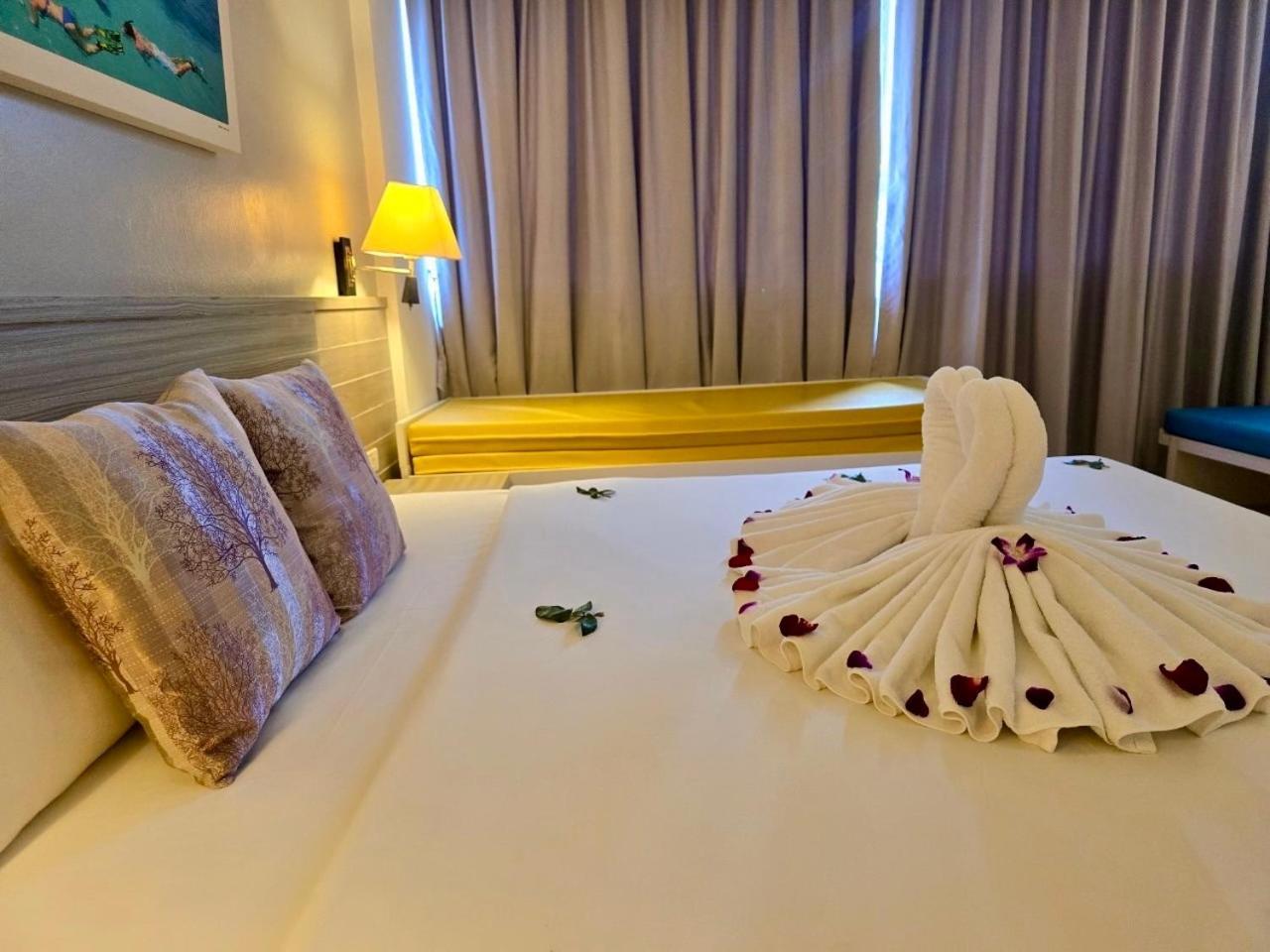 On Hotel Phuket - Sha Karon Exteriör bild