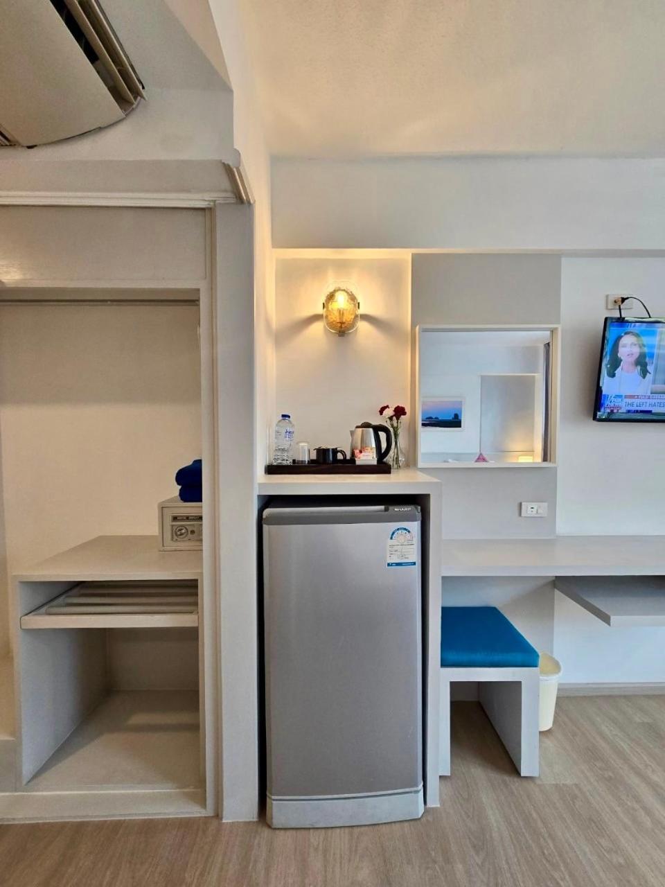 On Hotel Phuket - Sha Karon Exteriör bild