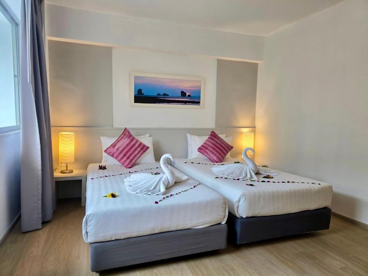 On Hotel Phuket - Sha Karon Exteriör bild