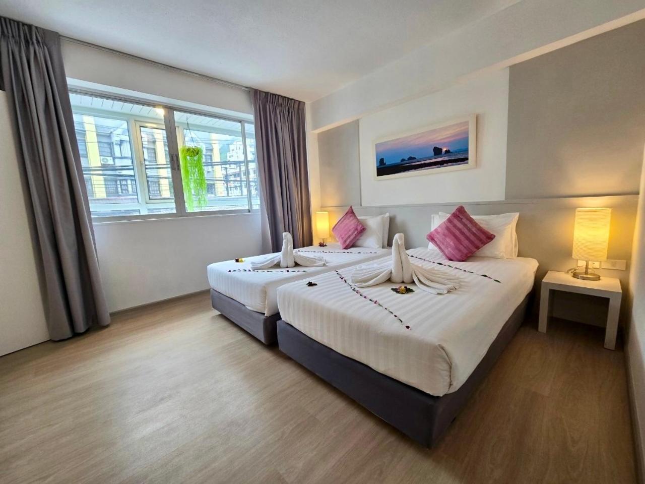 On Hotel Phuket - Sha Karon Exteriör bild
