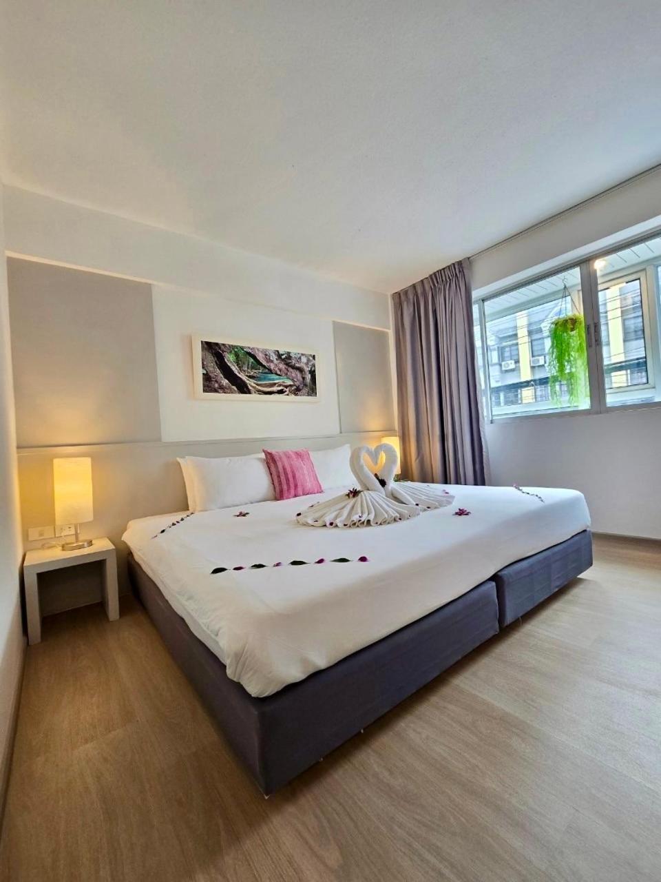 On Hotel Phuket - Sha Karon Exteriör bild