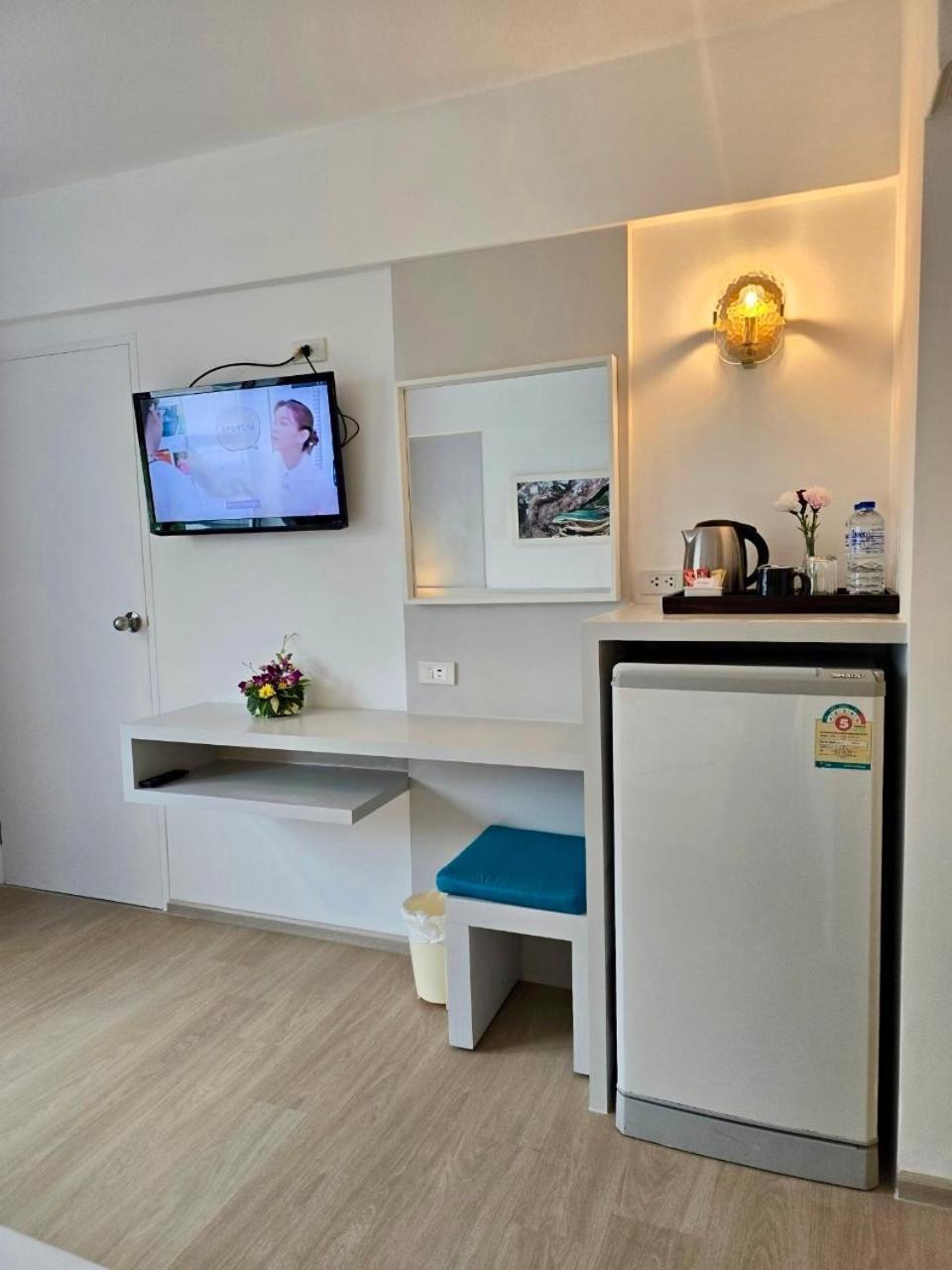 On Hotel Phuket - Sha Karon Exteriör bild
