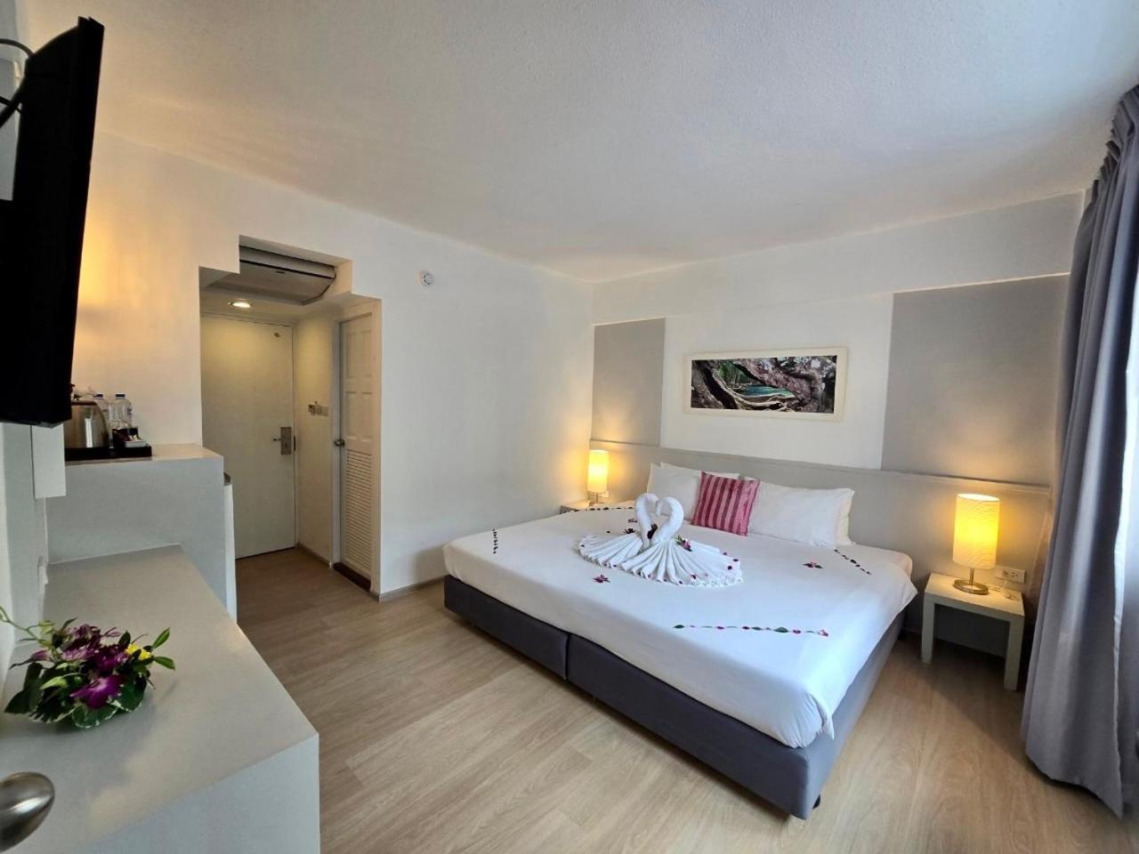 On Hotel Phuket - Sha Karon Exteriör bild