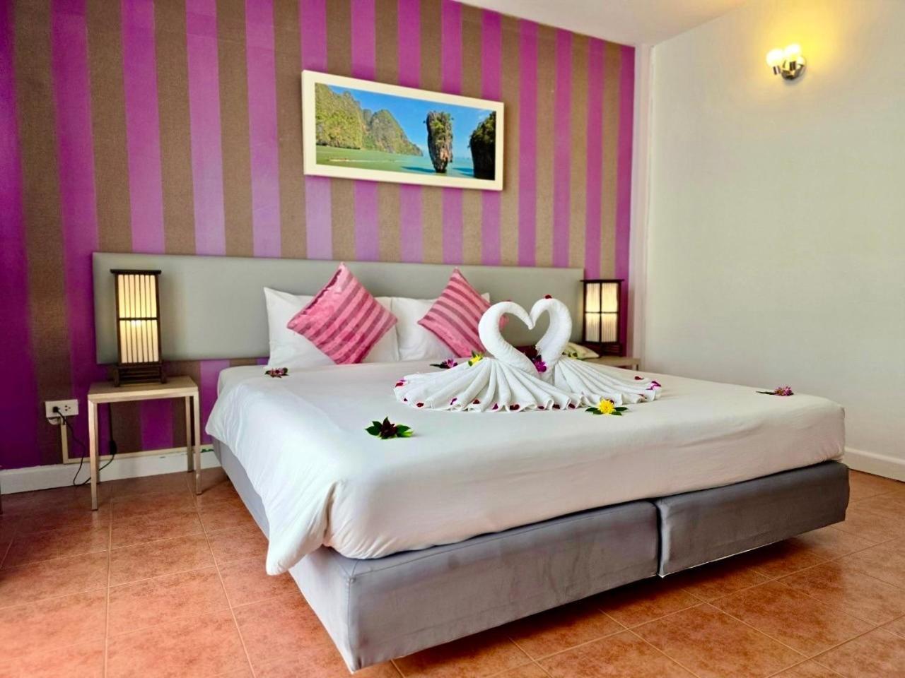 On Hotel Phuket - Sha Karon Exteriör bild