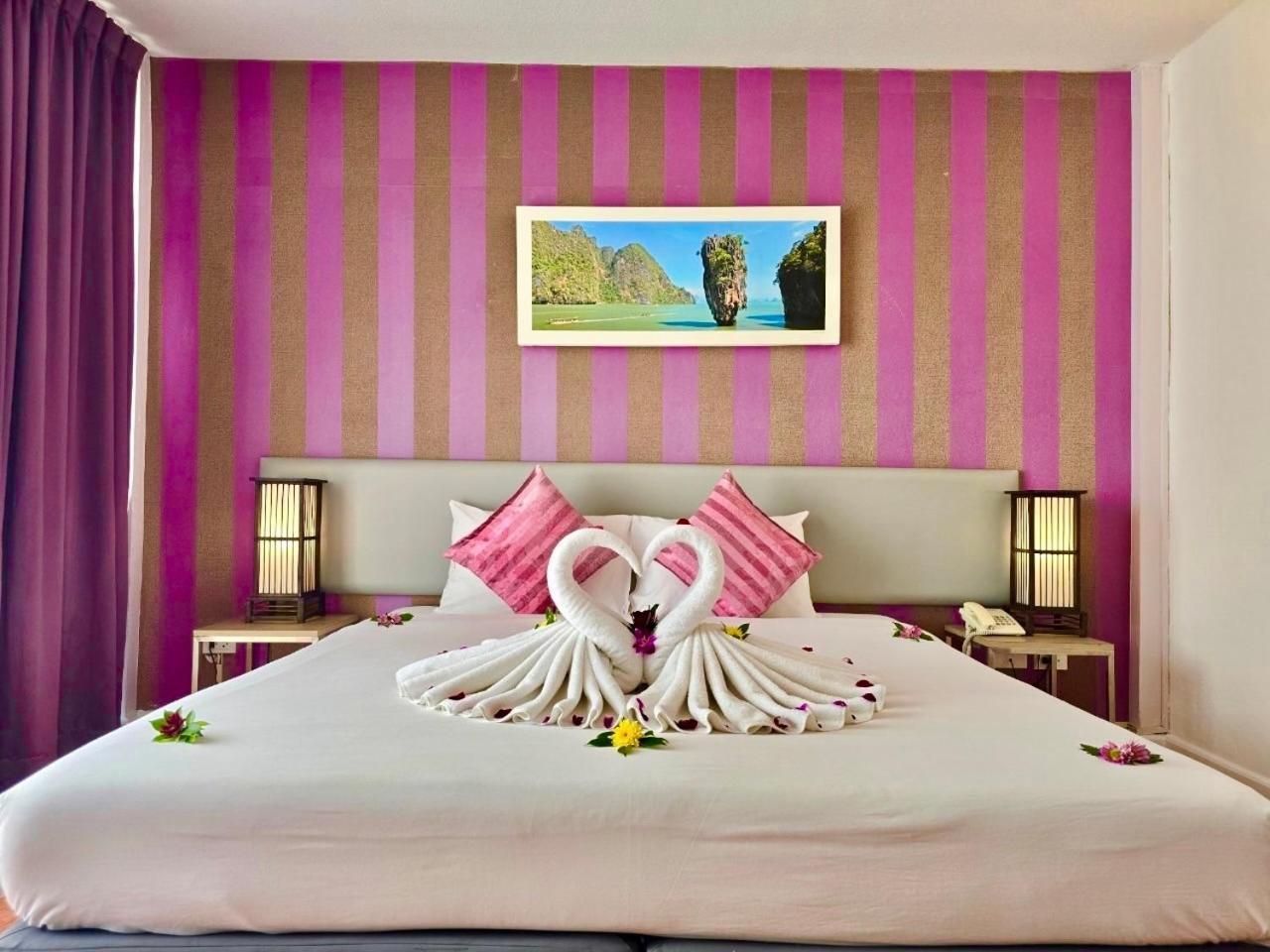 On Hotel Phuket - Sha Karon Exteriör bild