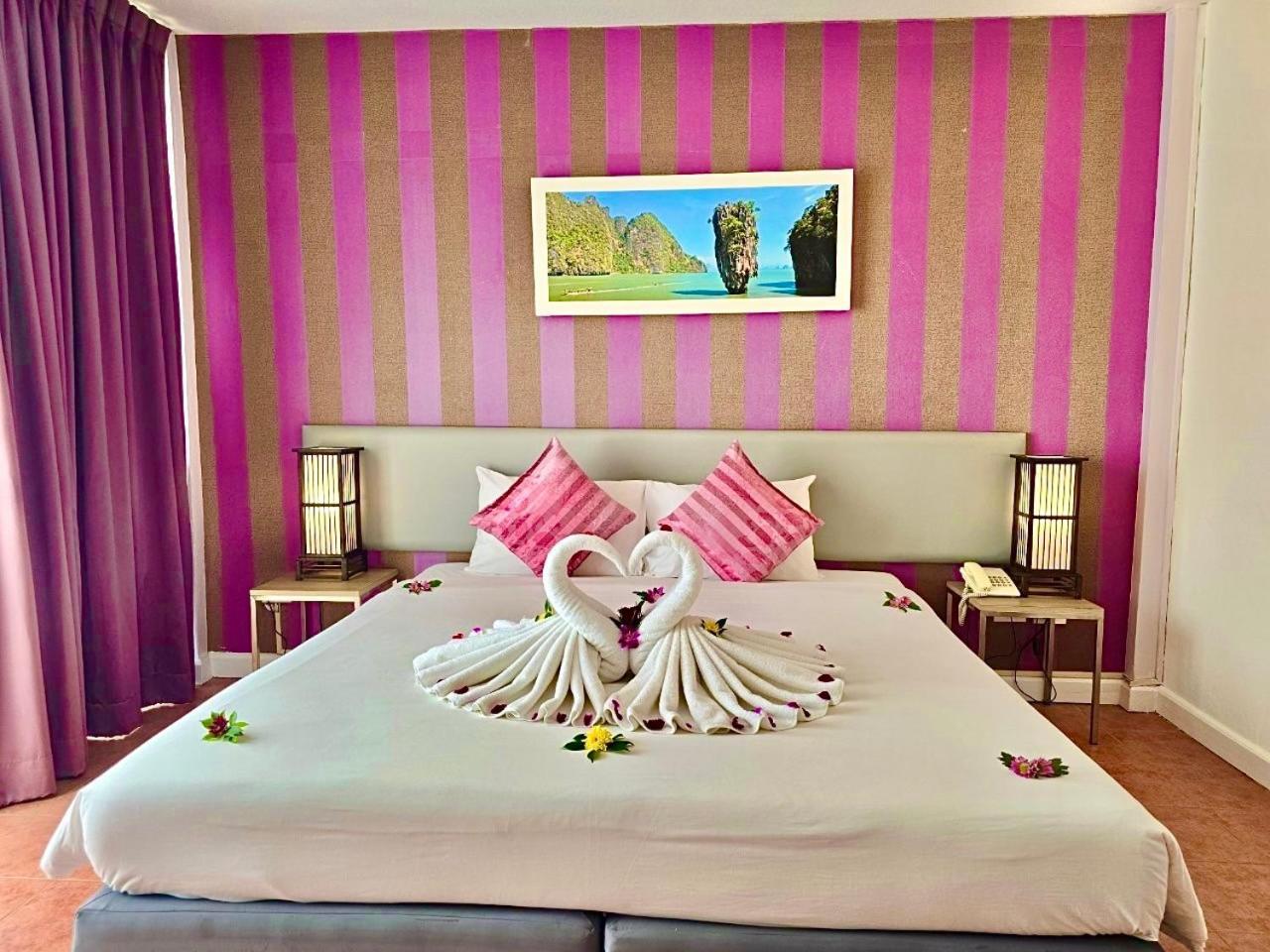 On Hotel Phuket - Sha Karon Exteriör bild