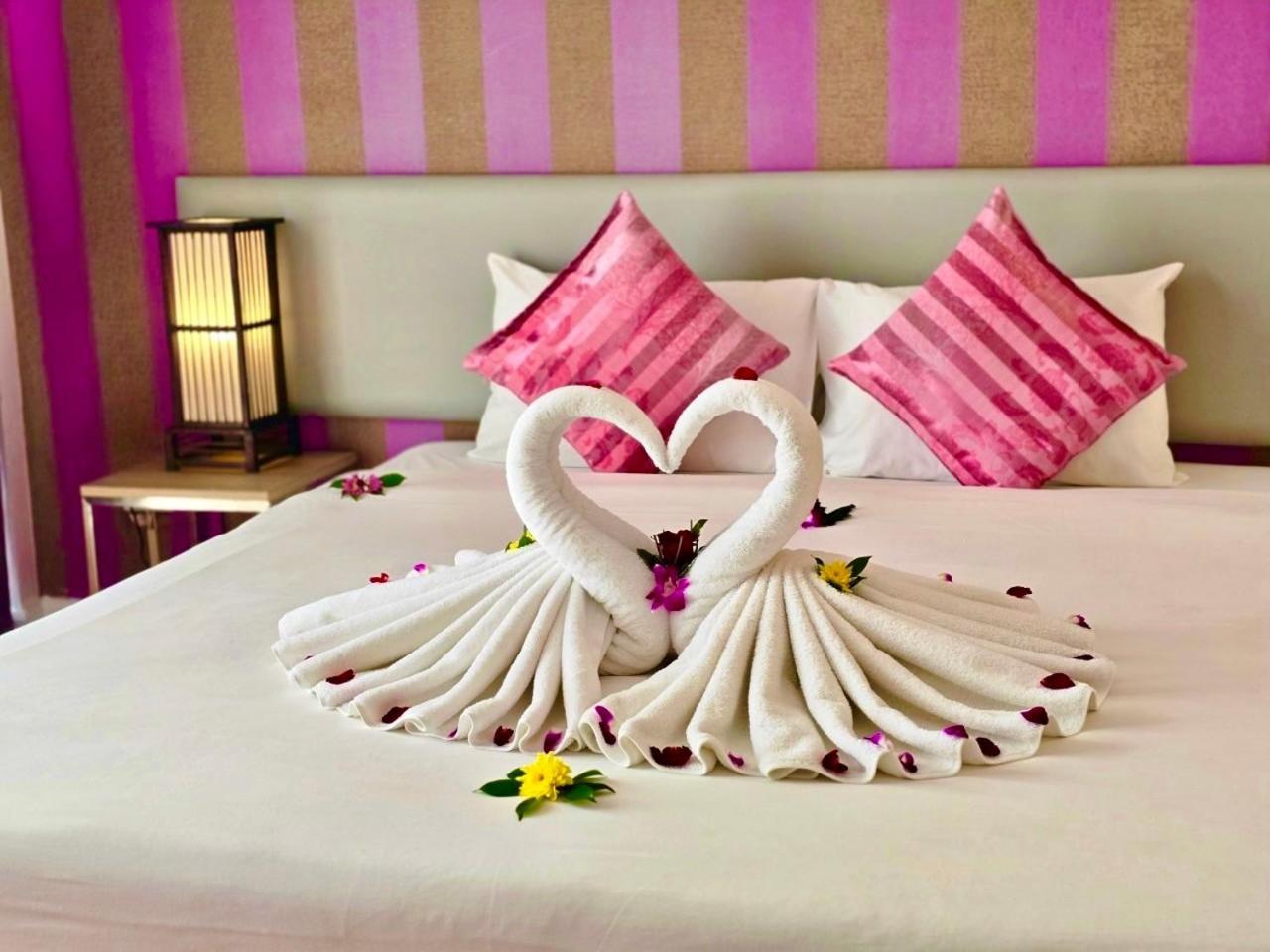 On Hotel Phuket - Sha Karon Exteriör bild