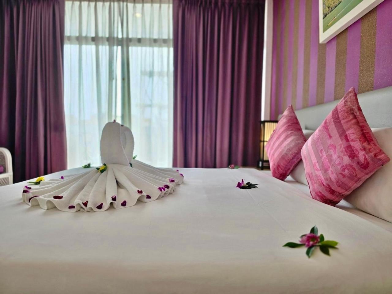On Hotel Phuket - Sha Karon Exteriör bild