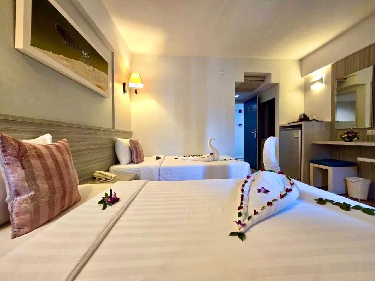 On Hotel Phuket - Sha Karon Exteriör bild