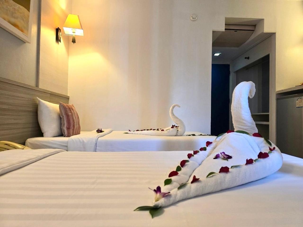 On Hotel Phuket - Sha Karon Exteriör bild